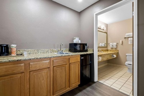 Quality Inn near Monument Health Rapid City Hospital - image 12