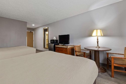 Quality Inn near Monument Health Rapid City Hospital - image 15