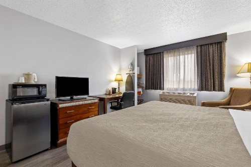 Quality Inn near Monument Health Rapid City Hospital - image 18