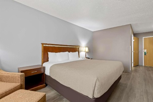 Quality Inn near Monument Health Rapid City Hospital - image 19