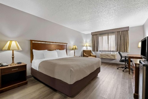 Quality Inn near Monument Health Rapid City Hospital - image 20