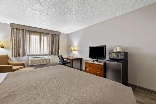 Quality Inn near Monument Health Rapid City Hospital - image 21