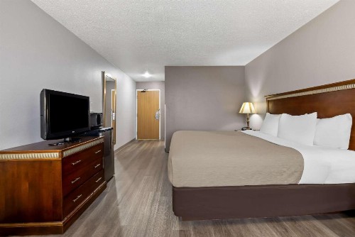Quality Inn near Monument Health Rapid City Hospital - image 22