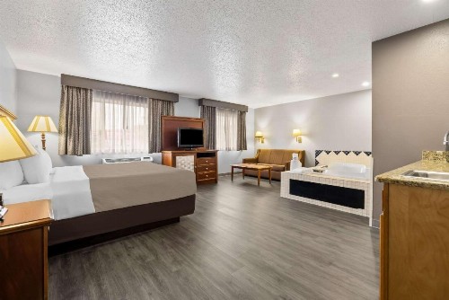Quality Inn near Monument Health Rapid City Hospital - image 26