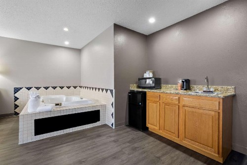 Quality Inn near Monument Health Rapid City Hospital - image 27