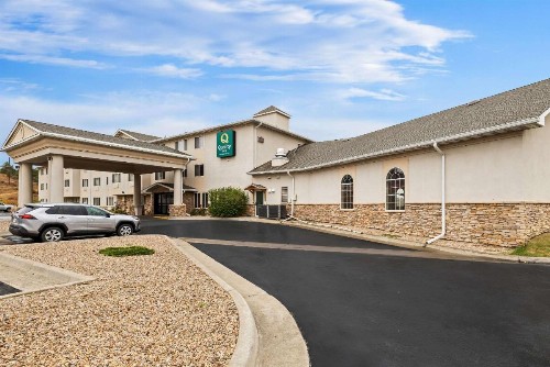 Quality Inn near Monument Health Rapid City Hospital - image 4