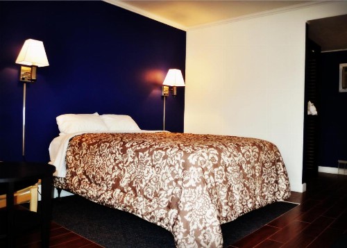 Town House Motel - image 10
