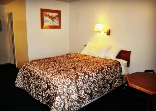Town House Motel - image 11