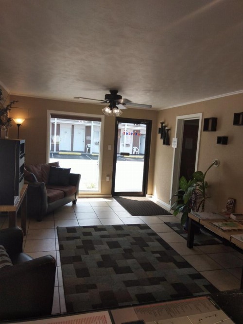 Town House Motel - image 19