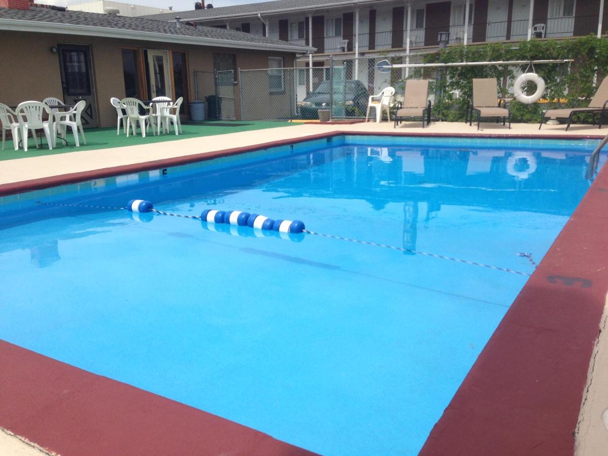 Town House Motel - image 2