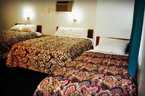 Town House Motel - image 4