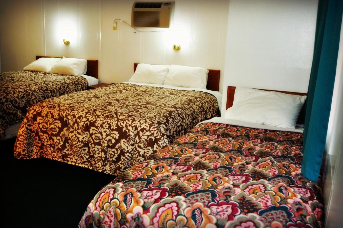 Town House Motel - image 4
