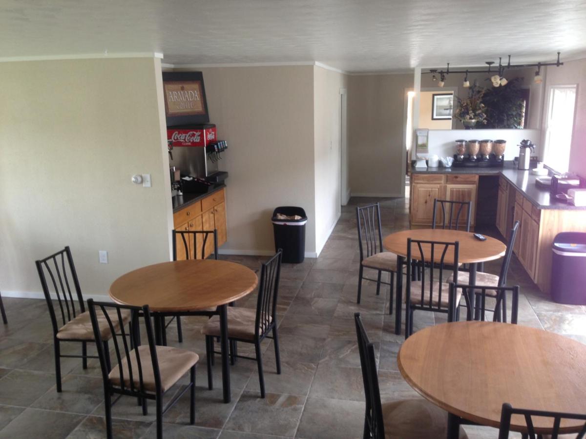 Town House Motel - image 7