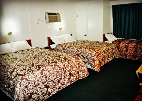 Town House Motel - image 8