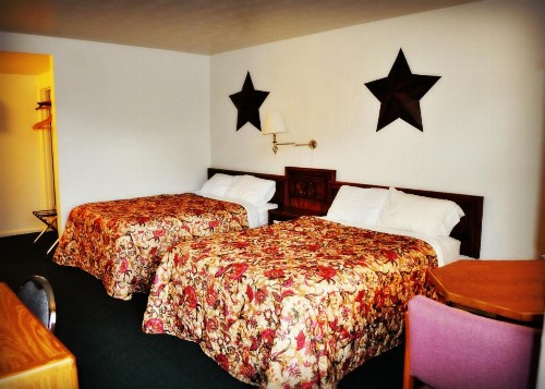 Town House Motel - image 9