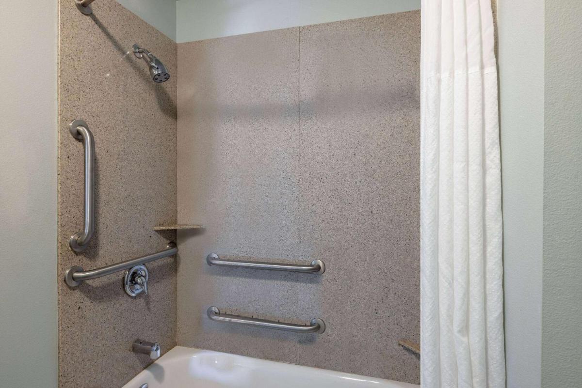 Baymont by Wyndham Rapid City - image 7