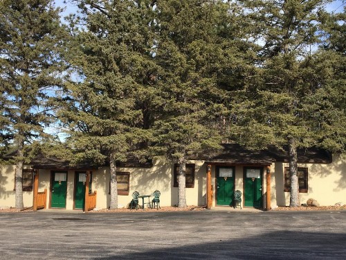 Rockerville Lodge & Cabins - image 48
