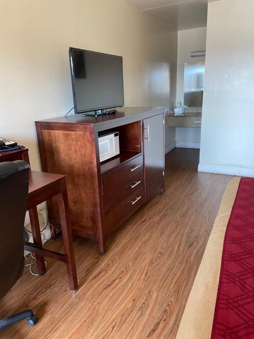 Econo Lodge Northeast - image 3