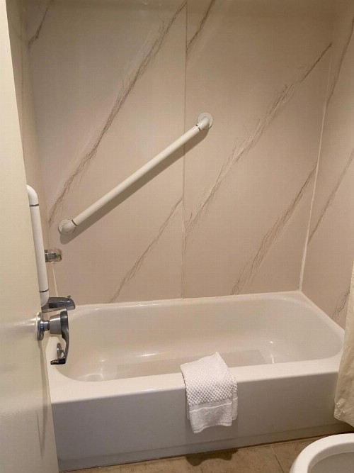 Econo Lodge Northeast - image 4