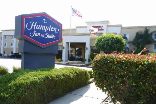 Hampton Inn & Suites Red Bluff - image 1