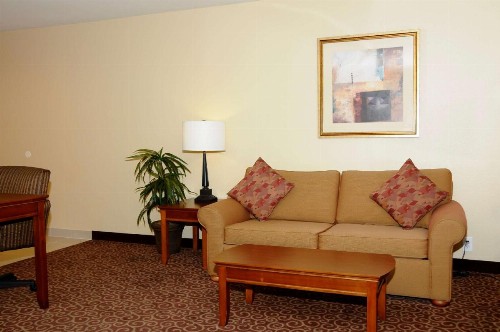 Hampton Inn & Suites Red Bluff - image 13