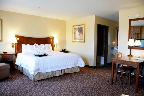 Hampton Inn & Suites Red Bluff - image 16