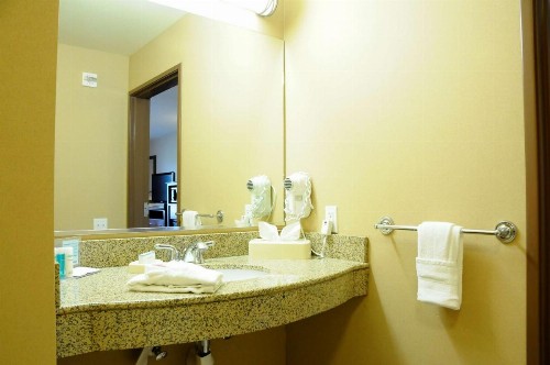 Hampton Inn & Suites Red Bluff - image 21