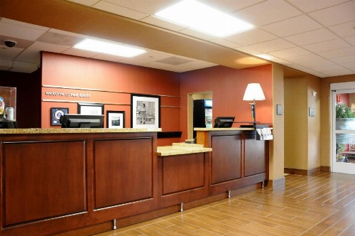 Hampton Inn & Suites Red Bluff - image 6