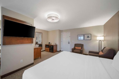 Comfort Suites Red Bluff Near I-5 - image 12