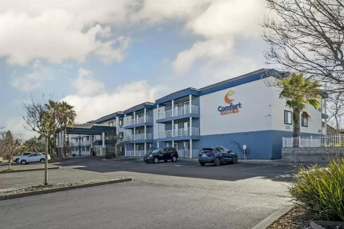 Comfort Suites Red Bluff Near I-5 - image 19