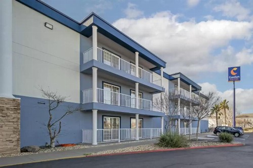 Comfort Suites Red Bluff Near I-5 - image 2