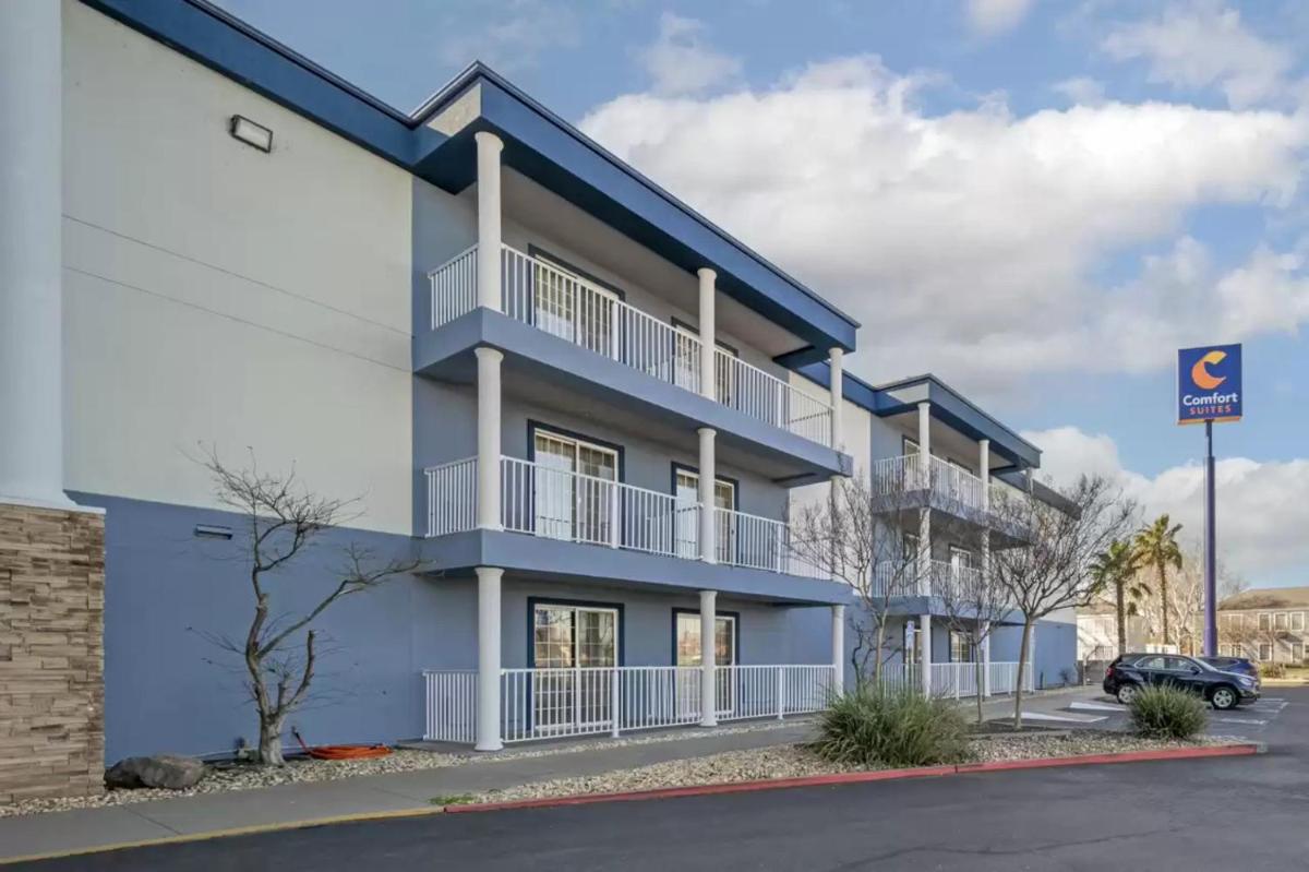 Comfort Suites Red Bluff Near I-5 - image 2
