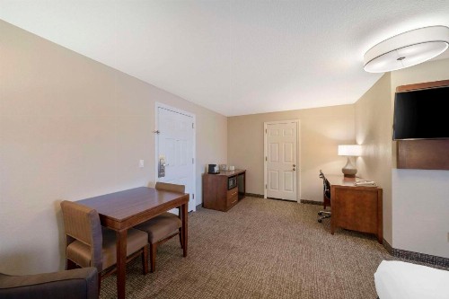 Comfort Suites Red Bluff Near I-5 - image 21
