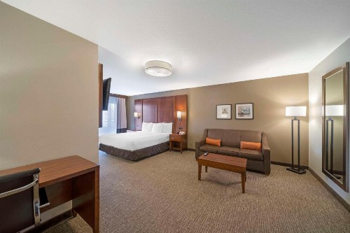 Comfort Suites Red Bluff Near I-5 - image 24