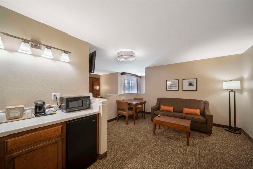 Comfort Suites Red Bluff Near I-5 - image 29