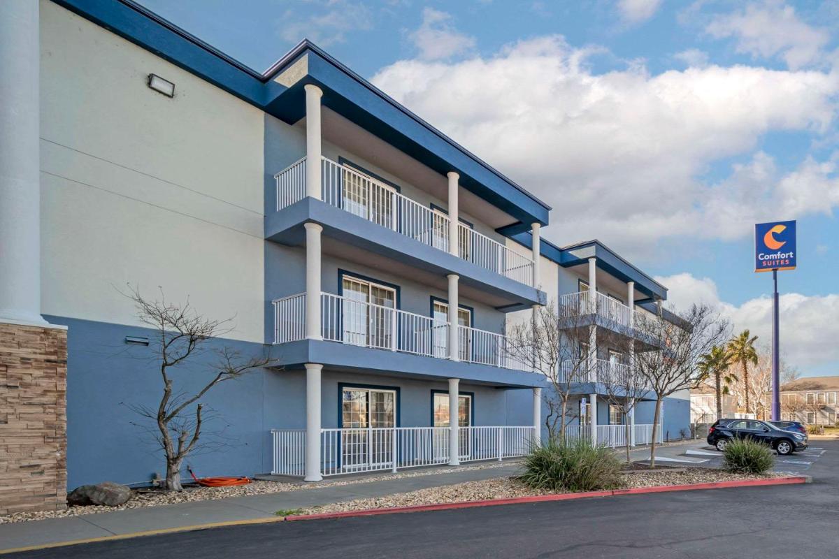 Comfort Suites Red Bluff Near I-5 - image 3