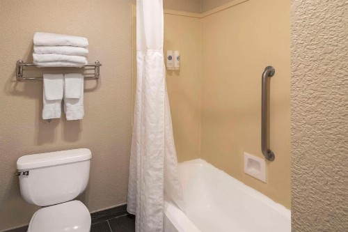 Comfort Suites Red Bluff Near I-5 - image 32