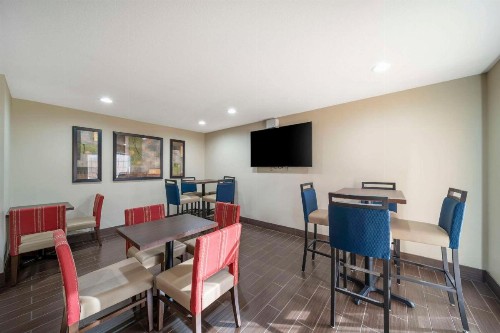 Comfort Suites Red Bluff Near I-5 - image 40