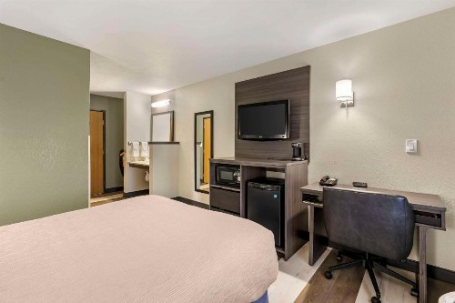 Quality Inn - image 11