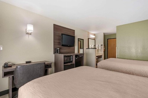 Quality Inn - image 16
