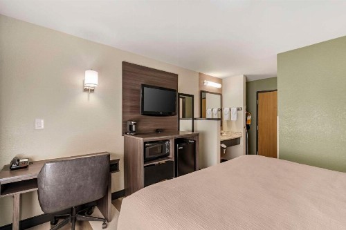 Quality Inn - image 17