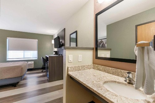 Quality Inn - image 33