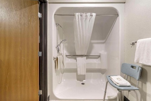 Quality Inn - image 34