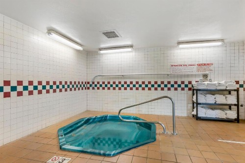 Quality Inn - image 5
