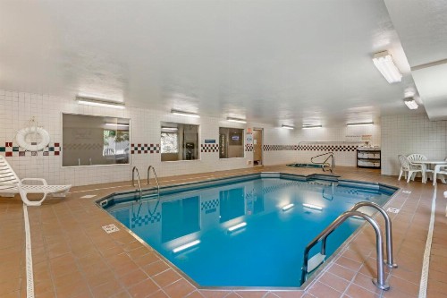 Quality Inn - image 6