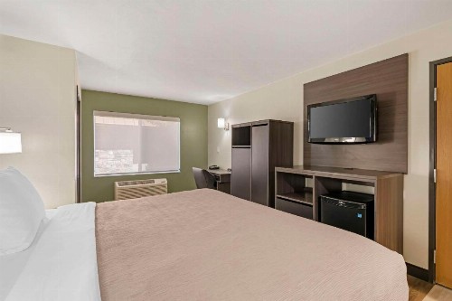 Quality Inn - image 8