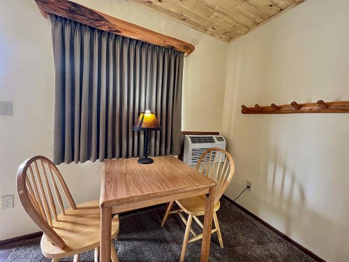 Beartooth Hideaway Inn & Cabins - image 13