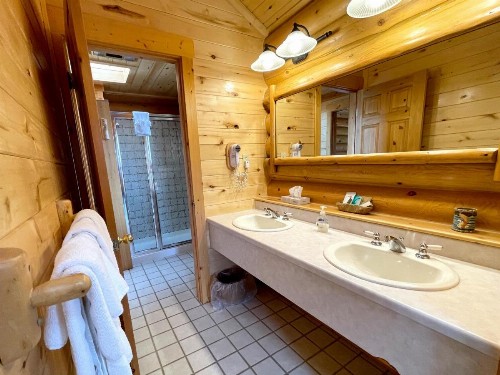 Beartooth Hideaway Inn & Cabins - image 19