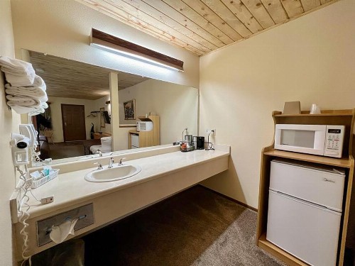 Beartooth Hideaway Inn & Cabins - image 27