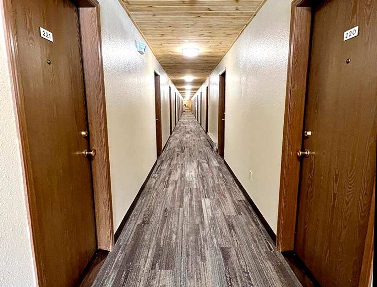 Beartooth Hideaway Inn & Cabins - image 7